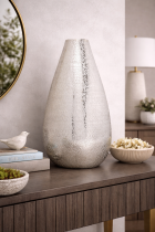 Élégance moderne sur table en bois.