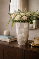 Élégance florale sur meuble en bois