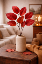 Vase de céramique et feuilles rouges