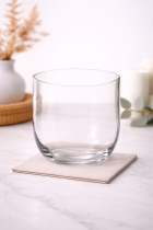 Verre en verre sur comptoir en marbre