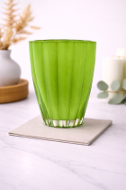 Verre en verre vert sur marbre