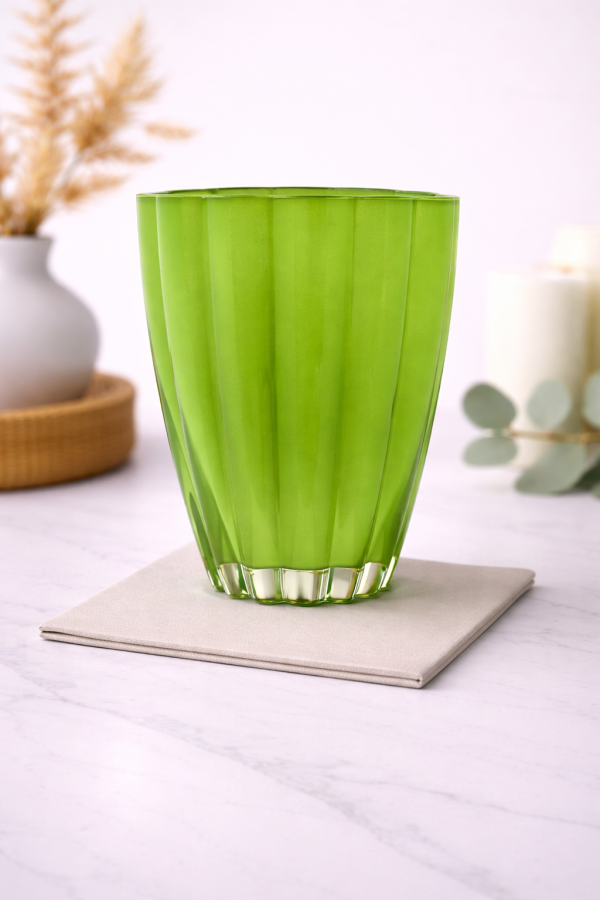 Verre en verre vert sur marbre